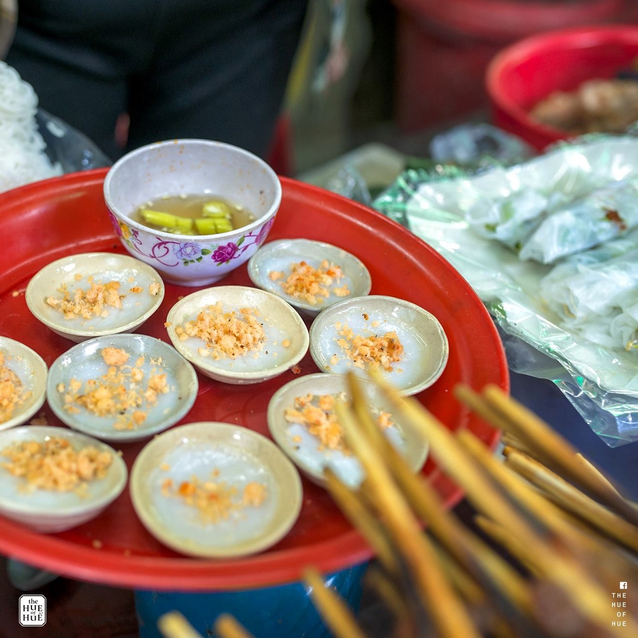 Chén bánh bèo Huế không lớn như nhiều nơi mà nhỏ bé, nên mỗi lần ăn, bạn có thể ăn tới chục chén. Ảnh: Fanpage The HUE of HUẾ.