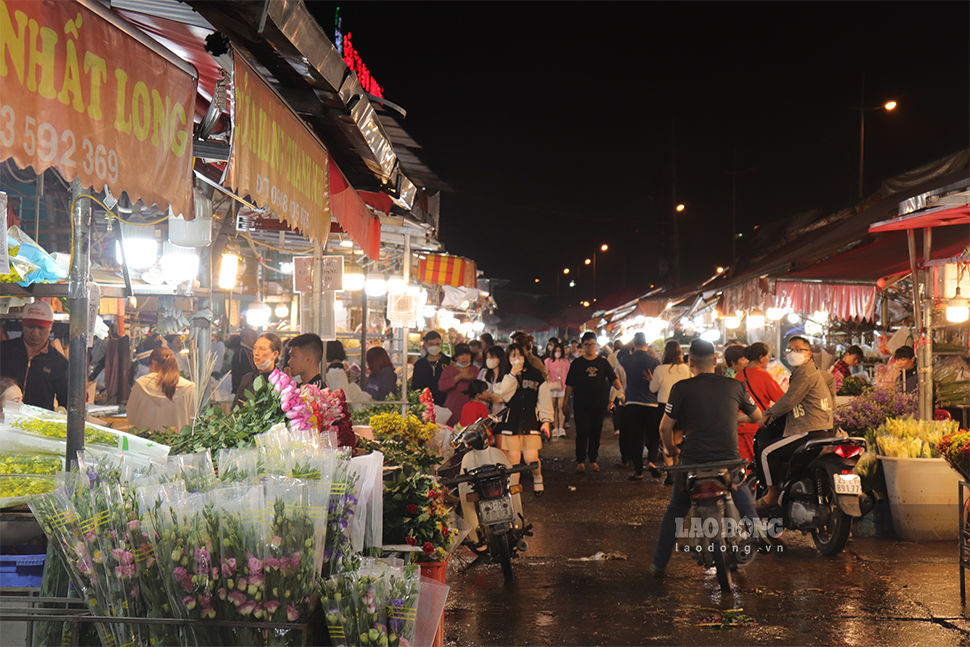 Chợ hoa đầu mối Quảng Bá với những phiên chợ đêm đã quen thuộc với những người dân Hà Nội, đặc biệt là các bạn trẻ.