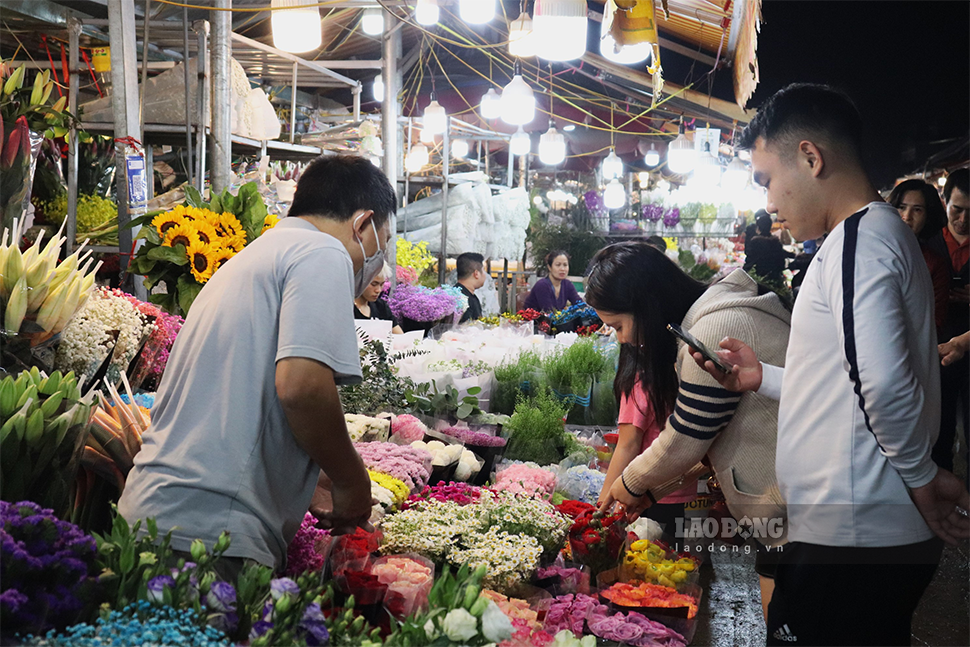 Phiên chợ đêm những ngày cận Valentine khác những ngày bình thường. Việc buôn bán hoa tươi diễn ra hết sức sôi động để phục vụ cho ngày lễ Tình nhân.