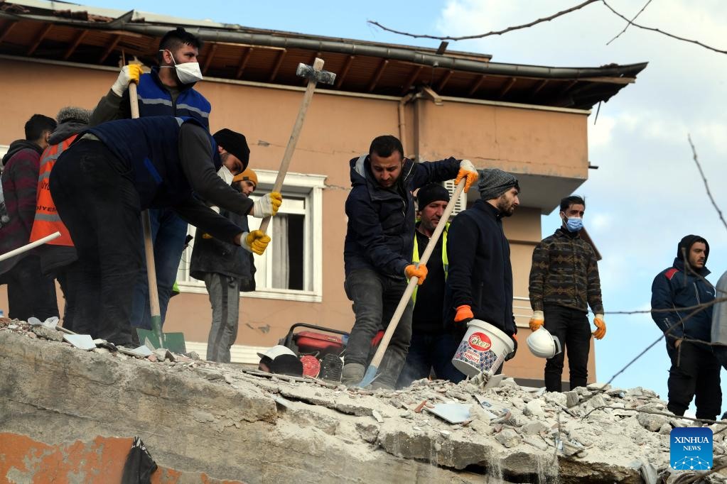 Tìm kiếm cứu hộ ở Antakya, tỉnh Hatay, Thổ Nhĩ Kỳ. Ảnh: Xinhua