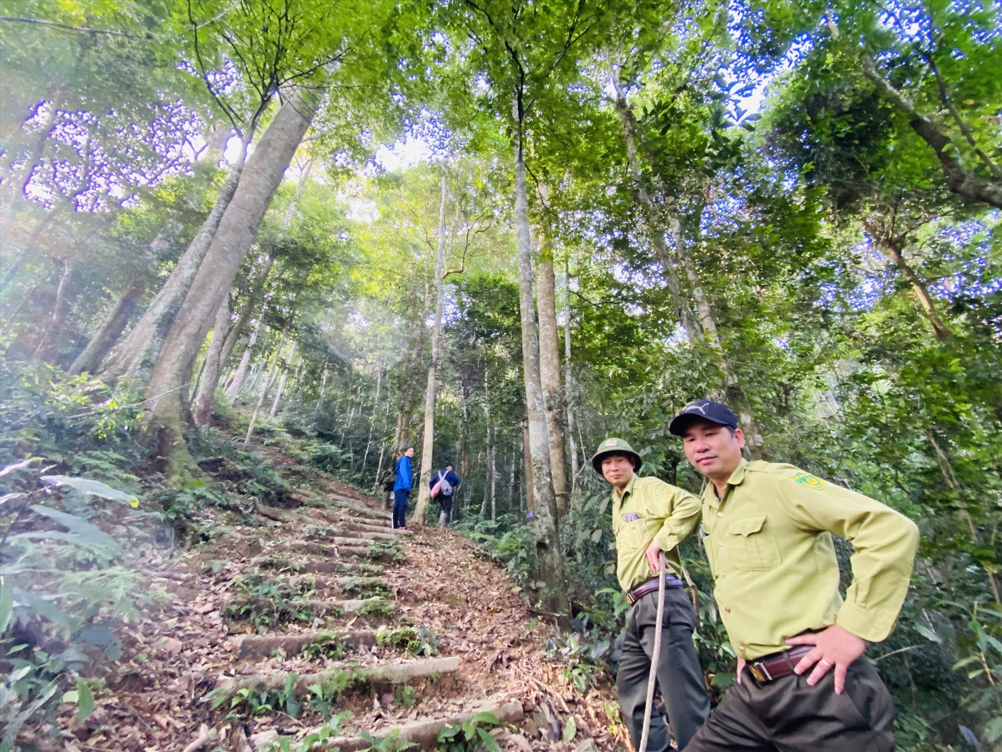 Anh Tuấn và anh Mạnh trong một chuyến tuần tra, bảo vệ rừng. Ảnh: Thành Sơn