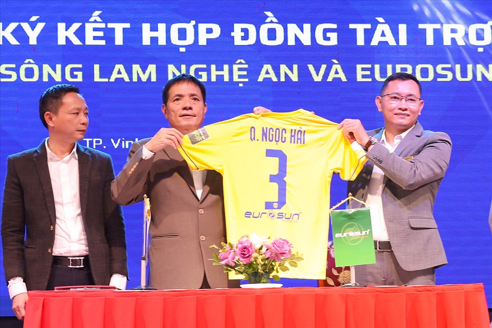 Nhà tài trợ mới đồng hành cùng câu lạc bộ Sông Lam Nghệ An trong 2 mùa giải liên tiếp. Ảnh: Hoàng Anh