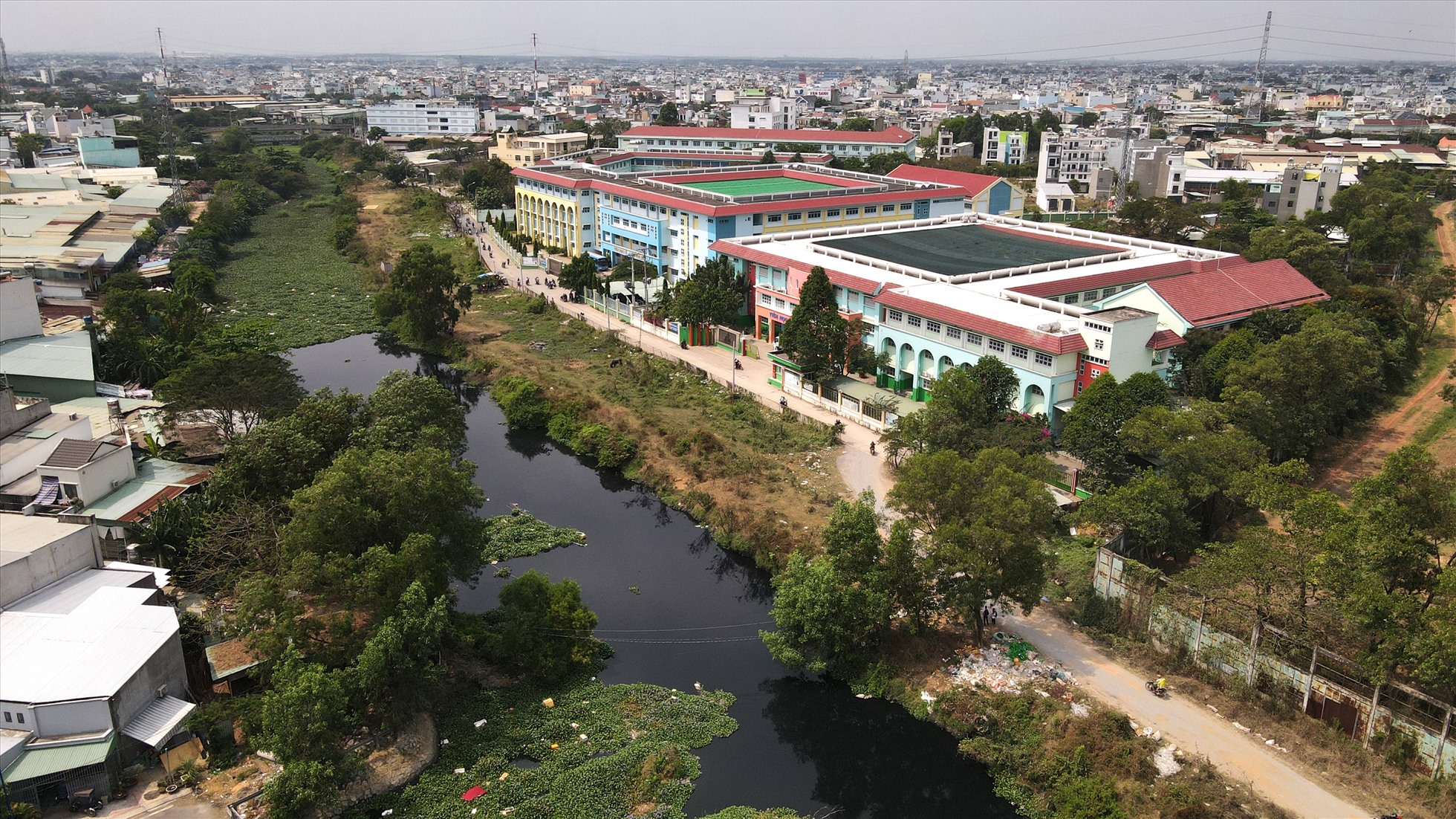 Con đường ven kênh phường Bình Hưng Hòa, quận Bình Tân, TPHCM được làm tạm để thuận tiện cho việc đến trường của học sinh 2 trường: Trường tiểu học Lạc Hồng và trưởng THCS Lạc Long Quân. Dọc 2 bên của con đường này đầy bụi và rác nhiều năm nay.