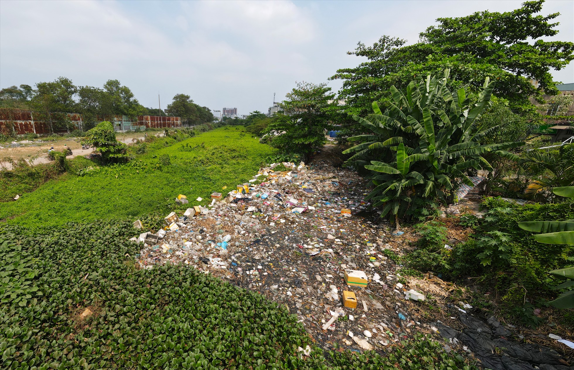 Theo ghi nhận của phóng viên, dọc hai bên dòng kênh được người dân địa phương “lén” tập kết rác thải. Bên cạnh đó, nhiều khối lượng xà bần, phế thải bị đổ trộm đã tràn xuống cả dòng kênh.