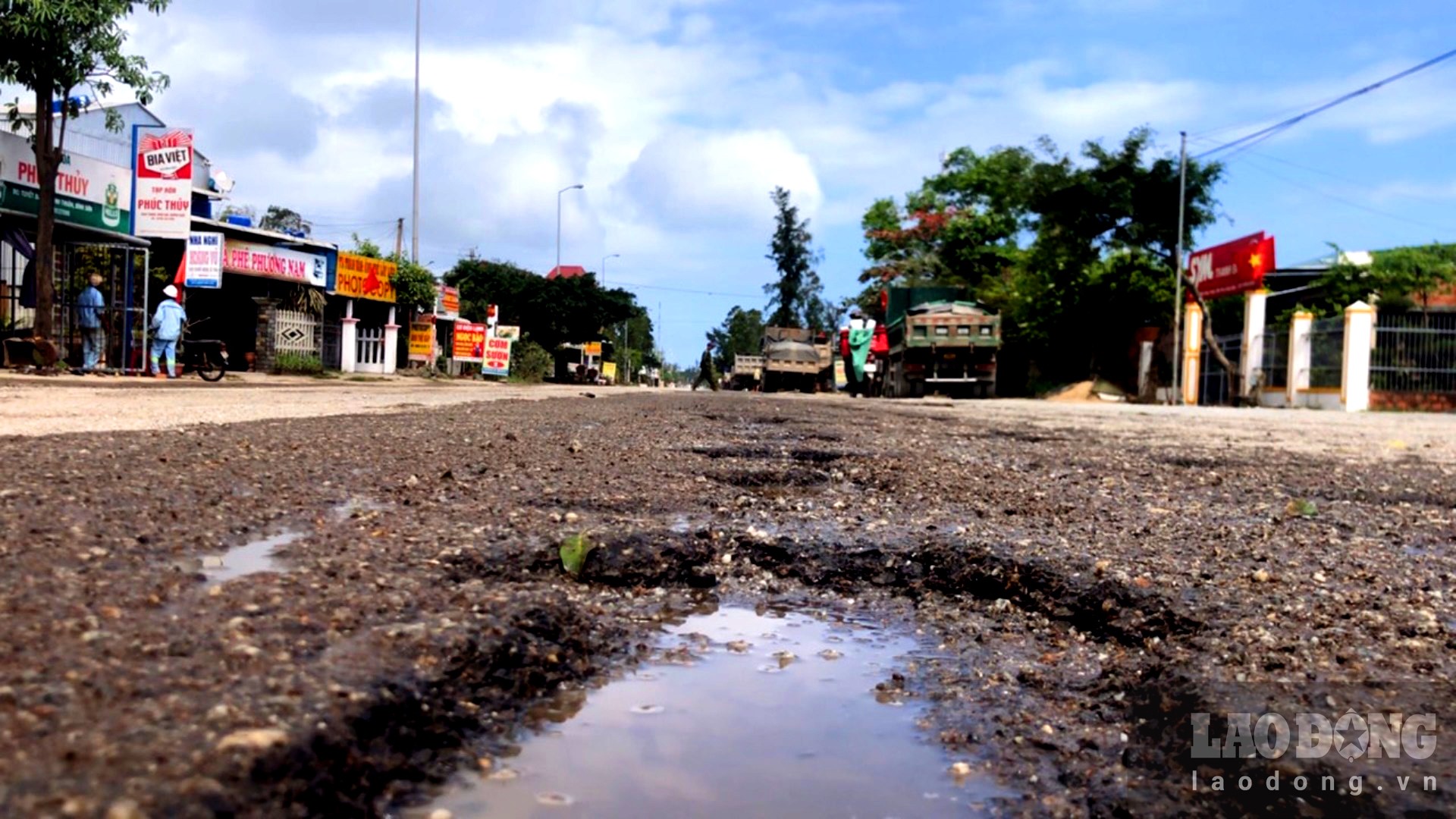 Đường xá trên tuyến Quốc lộ 24C đoạn qua huyện Bình Sơn ngày càng xuống cấp vì phải liên tục “gánh” những đoàn xe tải hạng nặng hoạt động quanh năm suốt tháng. Ảnh: Ngọc Viên