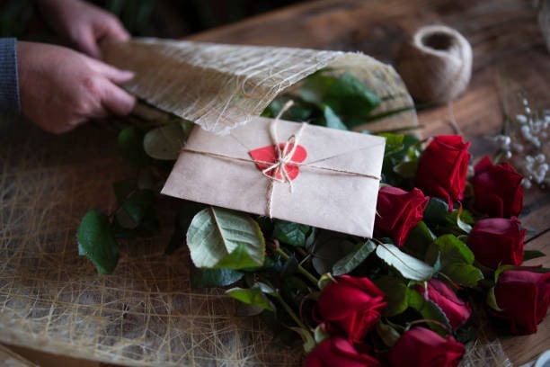 Hoa hồng và thiệp cho ngày Valentine. Ảnh: Istockphoto