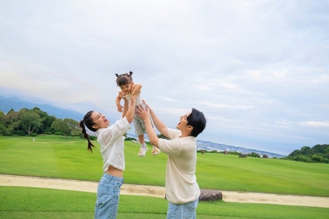 Thông qua loạt ảnh hé lộ, cặp đôi “đốn tim” fan bởi khung cảnh ngọt ngào, lãng mạn và gần gũi với thiên nhiên. Đông Nhi - Ông Cao Thắng cùng con gái tạo dáng nhí nhảnh ở một số địa điểm ở Nhật. Bộ đôi mong muốn lưu giữ ký ức của con gái thời bé, đánh dấu từng cột mốc ý nghĩa trong cuộc đời của Winnie.