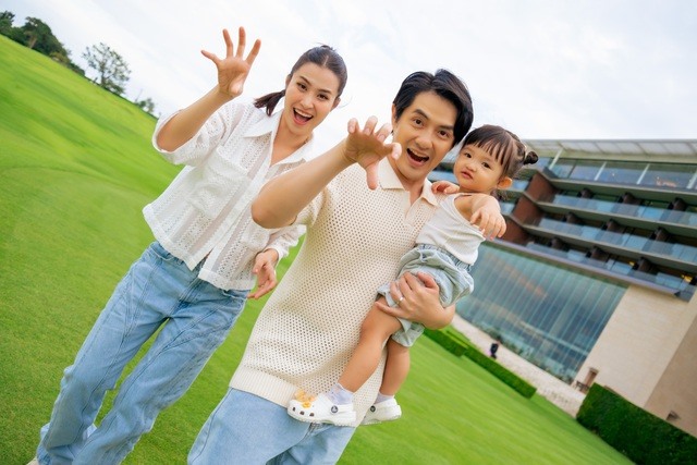 Chia sẻ về điều này, Đông Nhi cho biết: “14.2.2009 - 14.2.2023, còn vài ngày nữa là tròn 14 năm chúng tôi bên nhau rồi. Valentine năm nay còn dính thêm một “siêu quậy mini” theo cùng chân trời góc bể. Đi đến đâu không quan trọng, miễn là được đi cùng nhau thì bao nhọc nhằn cũng chẳng sao cả. Thêm một món quà nhỏ kỷ niệm cho ngày đặc biệt…”