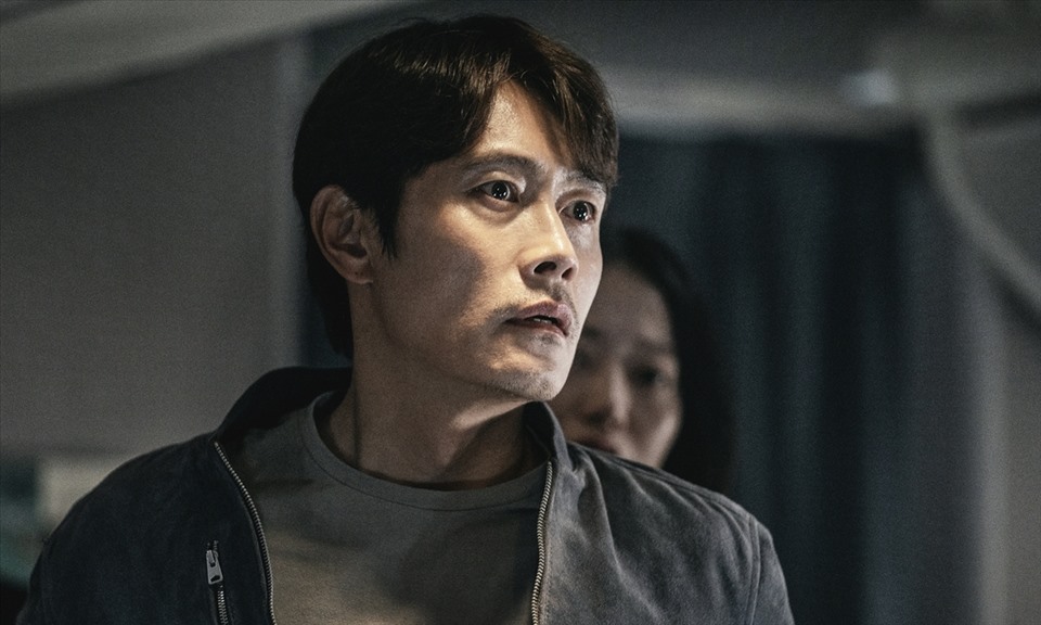 Lee Byung Hun vận dụng chứng rối loạn hoảng sợ khi đóng phim. Ảnh phim Hạ cánh khẩn cấp - CGV.