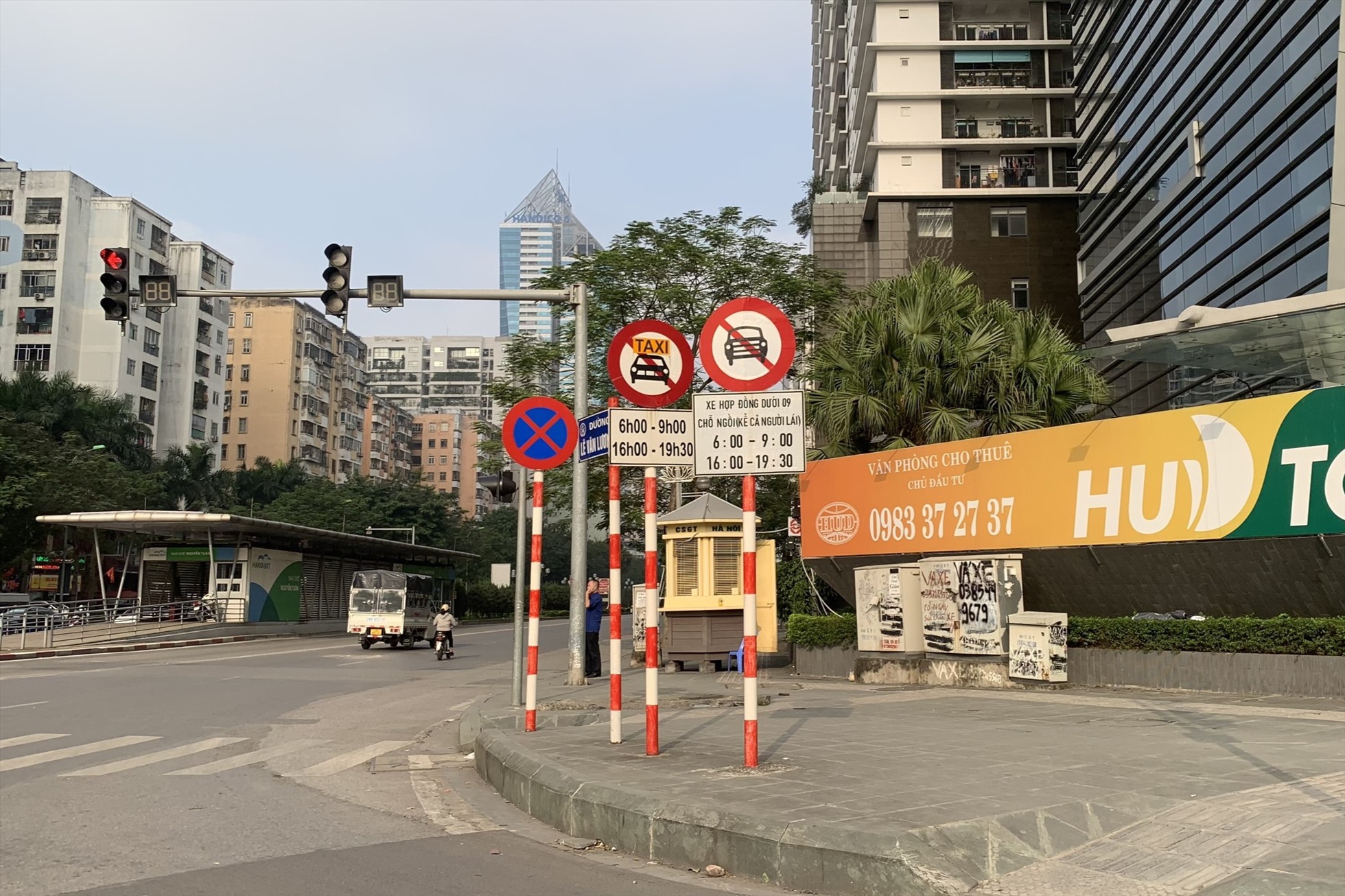 Biển cấm xe taxi và xe hợp đồng dưới 9 chỗ trên nhiều tuyến phố Hà Nội. Ảnh: Thu Hiền