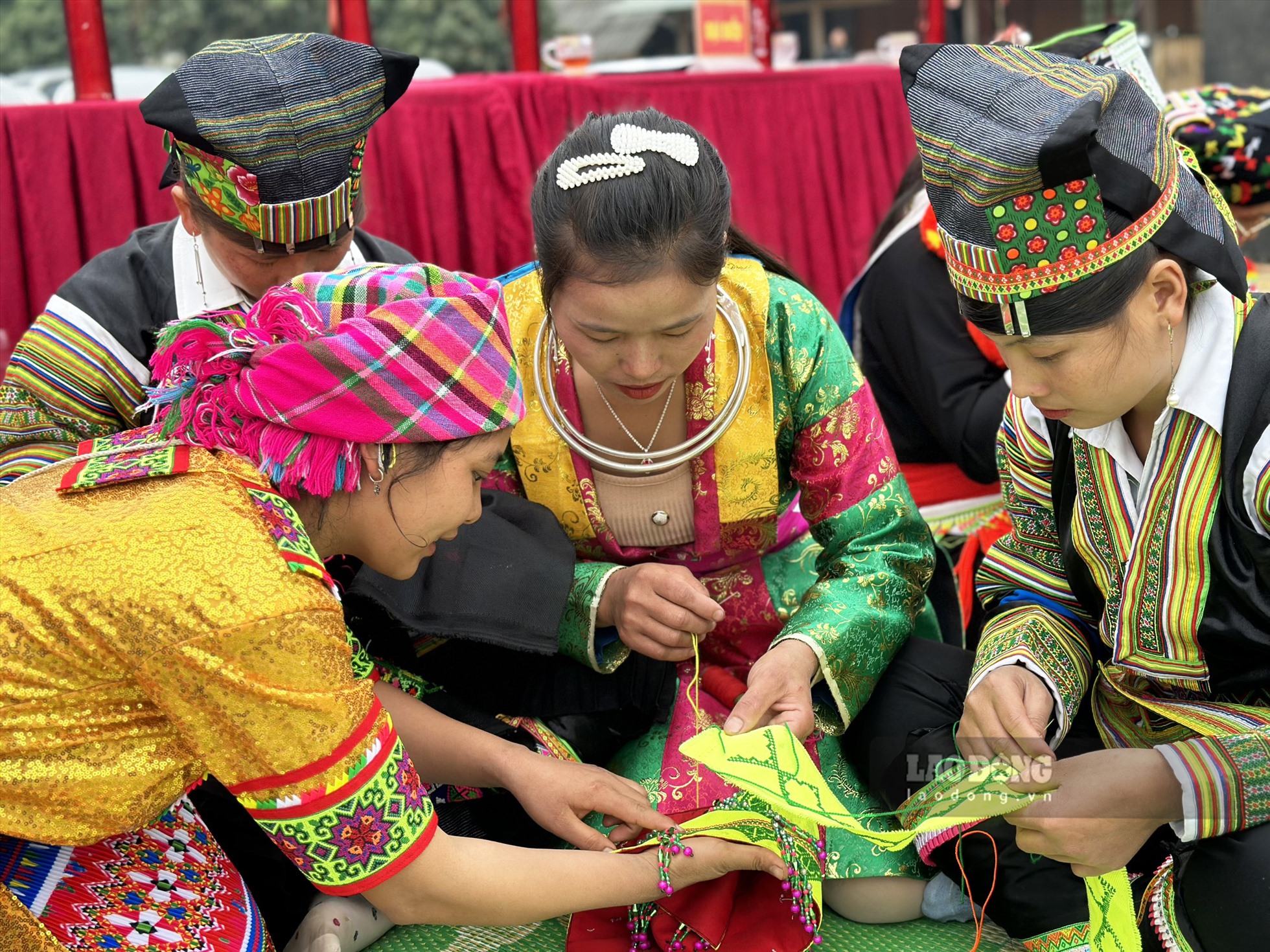 Phụ nữ Mông đen ở Lâm Bình trổ tài và truyền dạy nghề thêu thổ cẩm truyền thống cho nhau trong các lễ hội đầu xuân.
