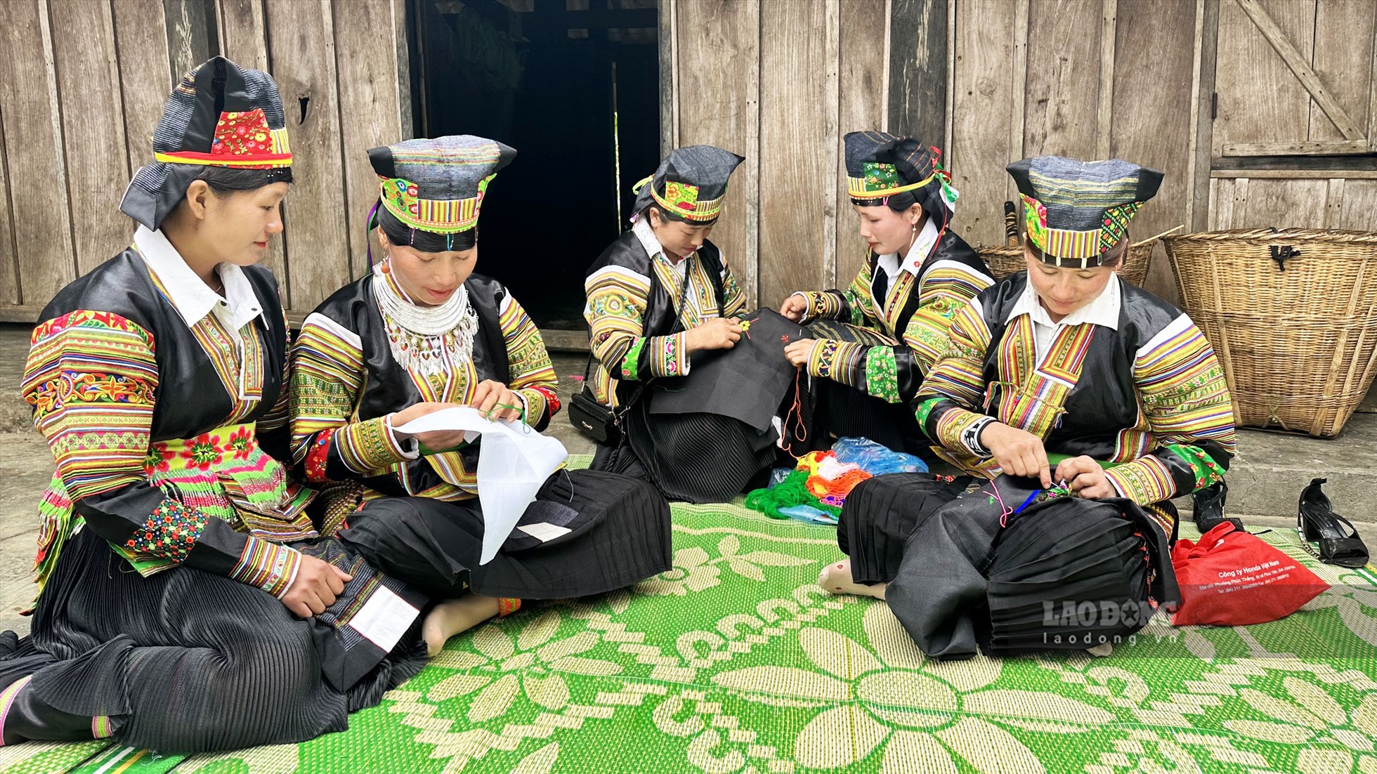 Người Mông đen ở Tuyên Quang không nhiều, tập trung chủ yếu ở thôn Tiên Tốc và thôn Chẩu Quân xã Bình An với khoảng trên 80 hộ sống quần cư, gắn bó và tạo thành phong tục, nét văn hóa độc đáo riêng.