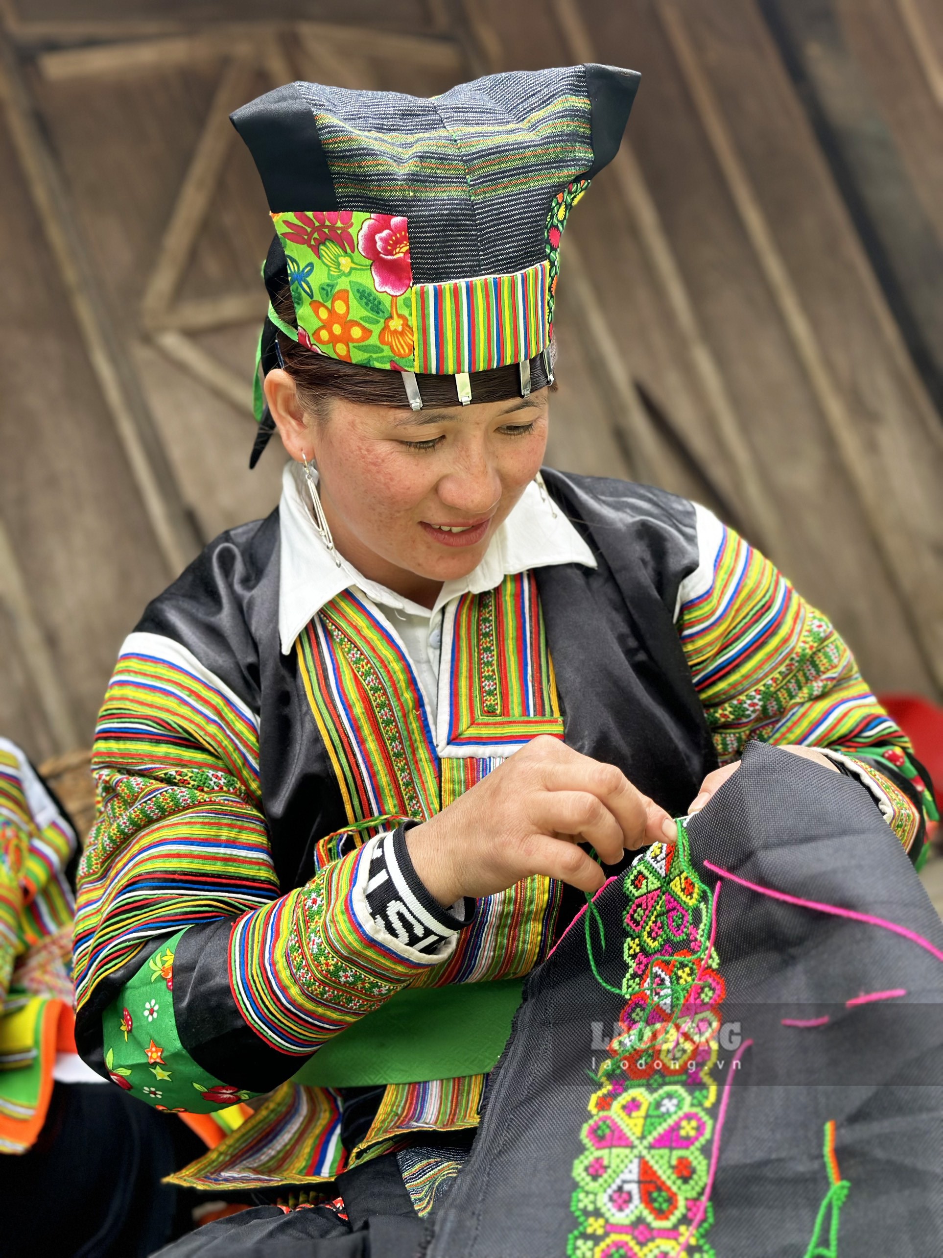 Để hoàn thiện được mộ bộ quần áo thổ cầm truyền thống của người Mông đen với đủ hoạ tiết thêu tay sẽ tốn thời gian cả tháng. Vì thế mỗi bộ quần áo thổ cẩm truyền thống của phụ nữ Mông đen ở Lâm Bình có giá khá cao, dao động từ 5 đến 7 triệu đồng mỗi bộ.