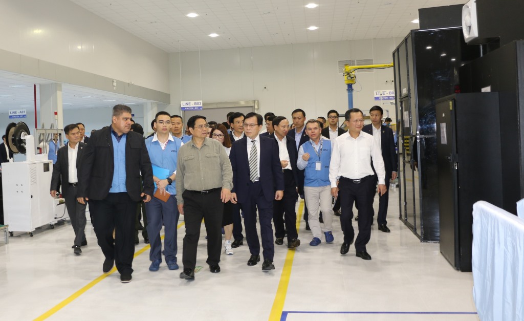 Thủ tướng Chính phủ Phạm Minh Chính kiểm tra dây chuyền sản xuất mô-đun LCD/OLED và tivi thuộc dự án Dự án S - Việt Nam. Ảnh: Phạm Tăng