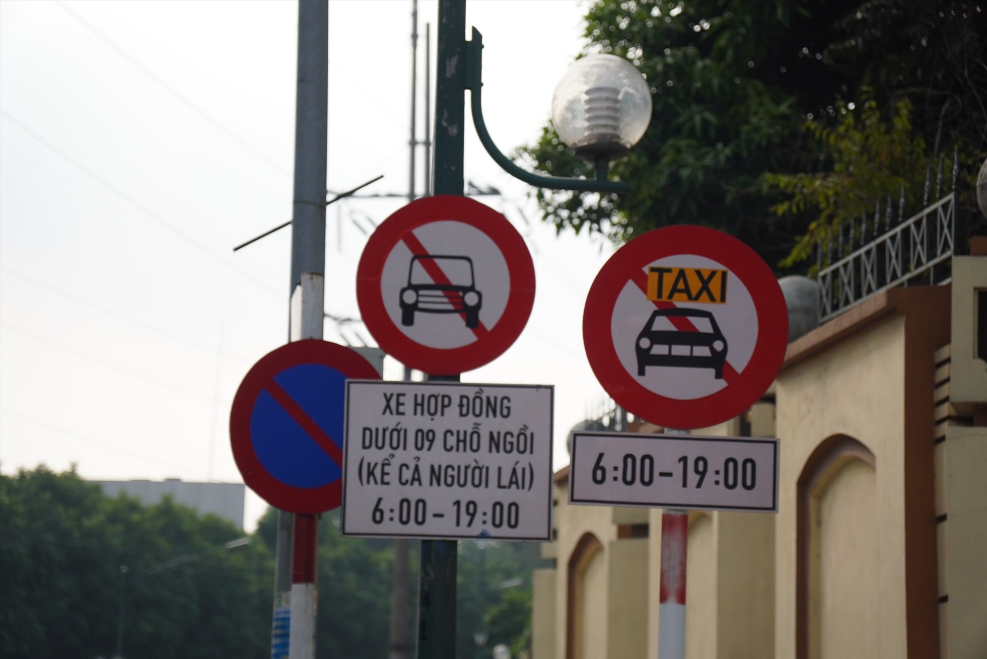 Hà Nội sẽ xem xét dỡ bỏ biển cấm taxi trên một số tuyến phố. Hình ảnh ghi nhận tại phố Trần Hưng Đạo. Ảnh: Phạm Đông