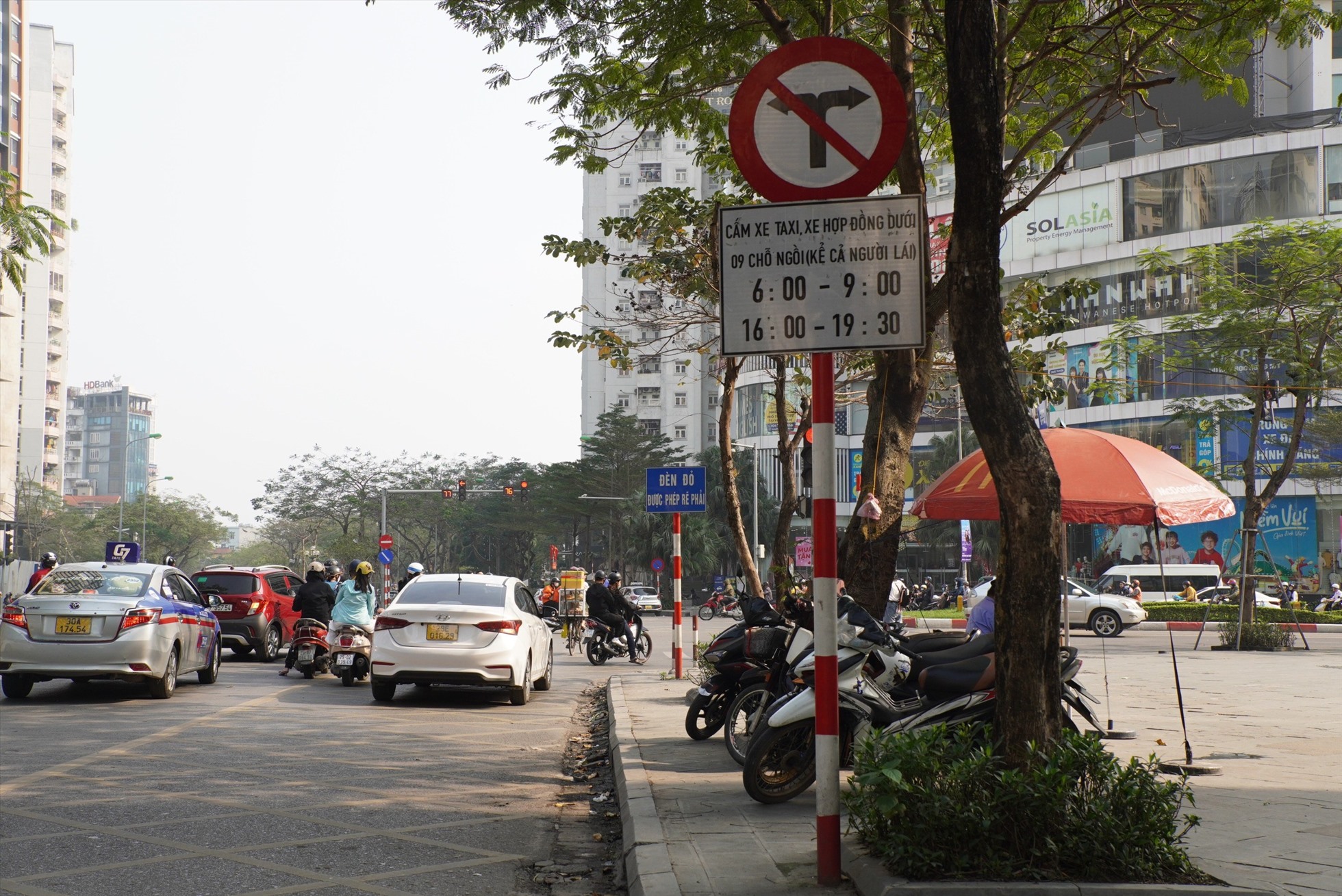 Từ đường Hoàng Đạo Thúy, xe taxi và xe hợp đồng dưới 9 chỗ bị cấm rẽ vào đường Lê Văn Lương.