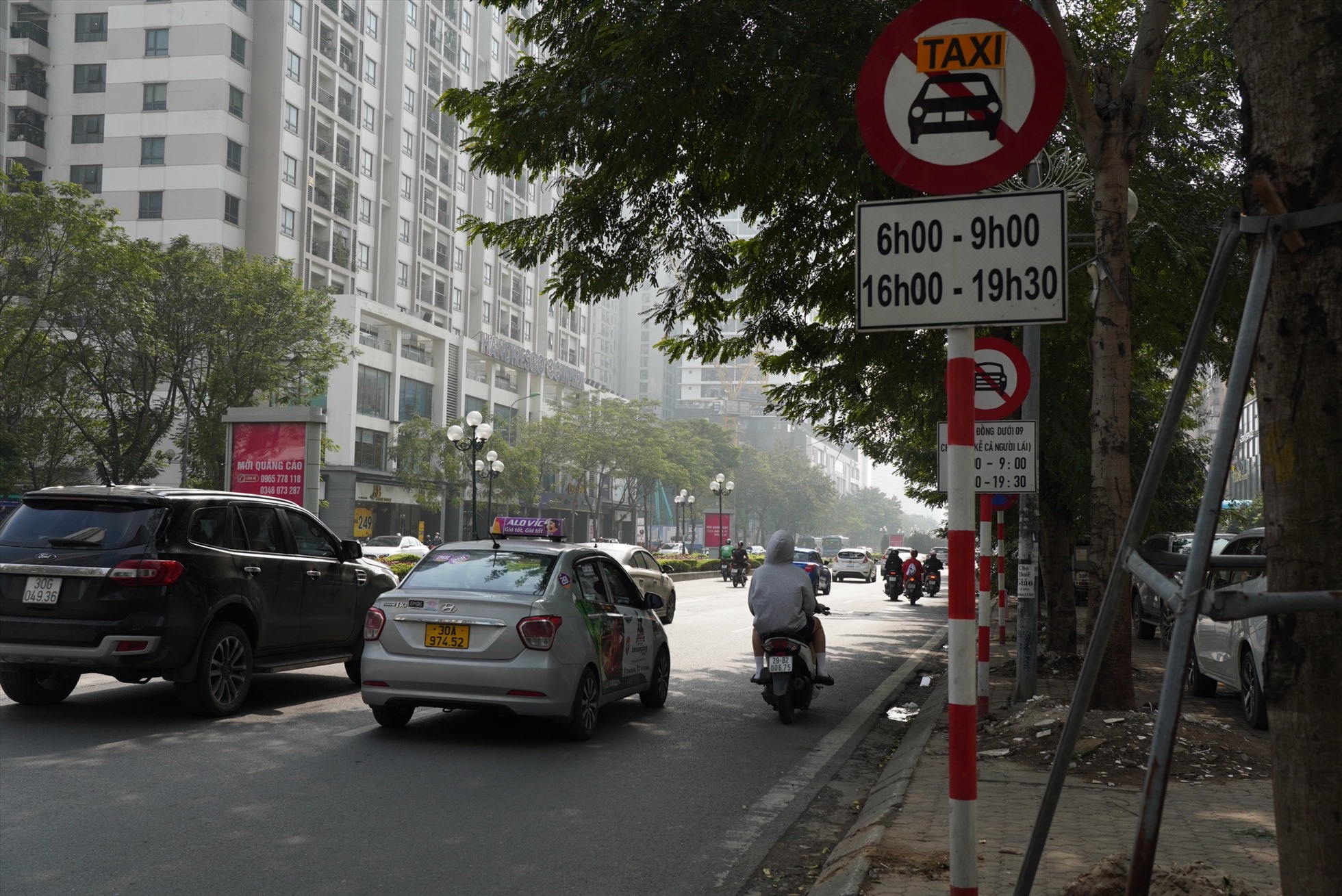 Xe taxi chỉ được hoạt động vào khung giờ không bị cấm trên đường Lê Văn Lương. Ảnh: Phạm Đông