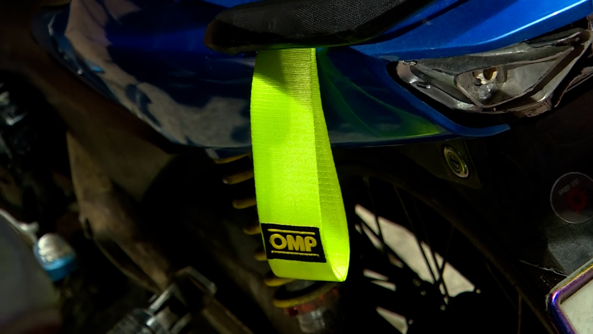 Dải băng có chữ OMP làm dấu hiệu nhận biết riêng của nhóm thanh thiếu niên tụ tập có dầu hiệu đua xe. Ảnh: Đoàn Hưng