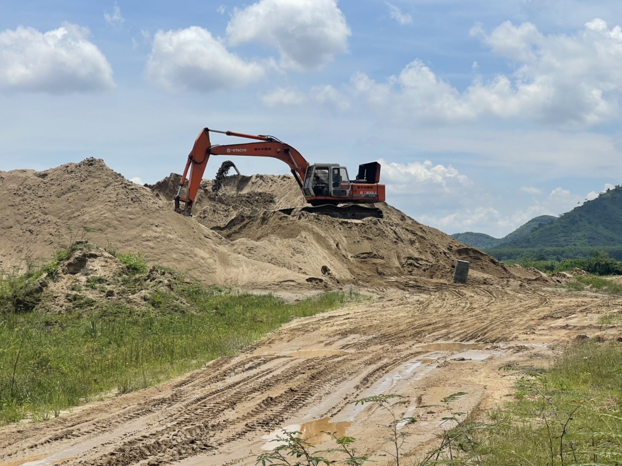 Qua kiểm tra, các ngành chức năng ở tỉnh Đắk Nông chưa phát hiện thấy tình trạng đầu cơ, găm hàng cát xây dựng để trục lợi. Ảnh: Phan Tuấn