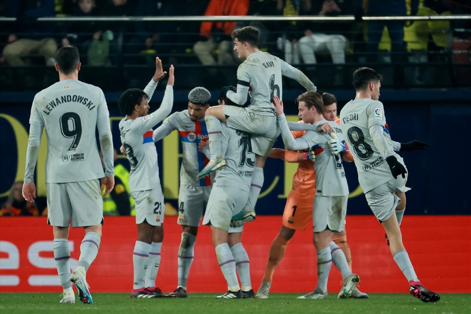 De Jong và các đồng đội ăn mừng trong chiến thắng của Barcelona trước Villarreal. Ảnh: AFP