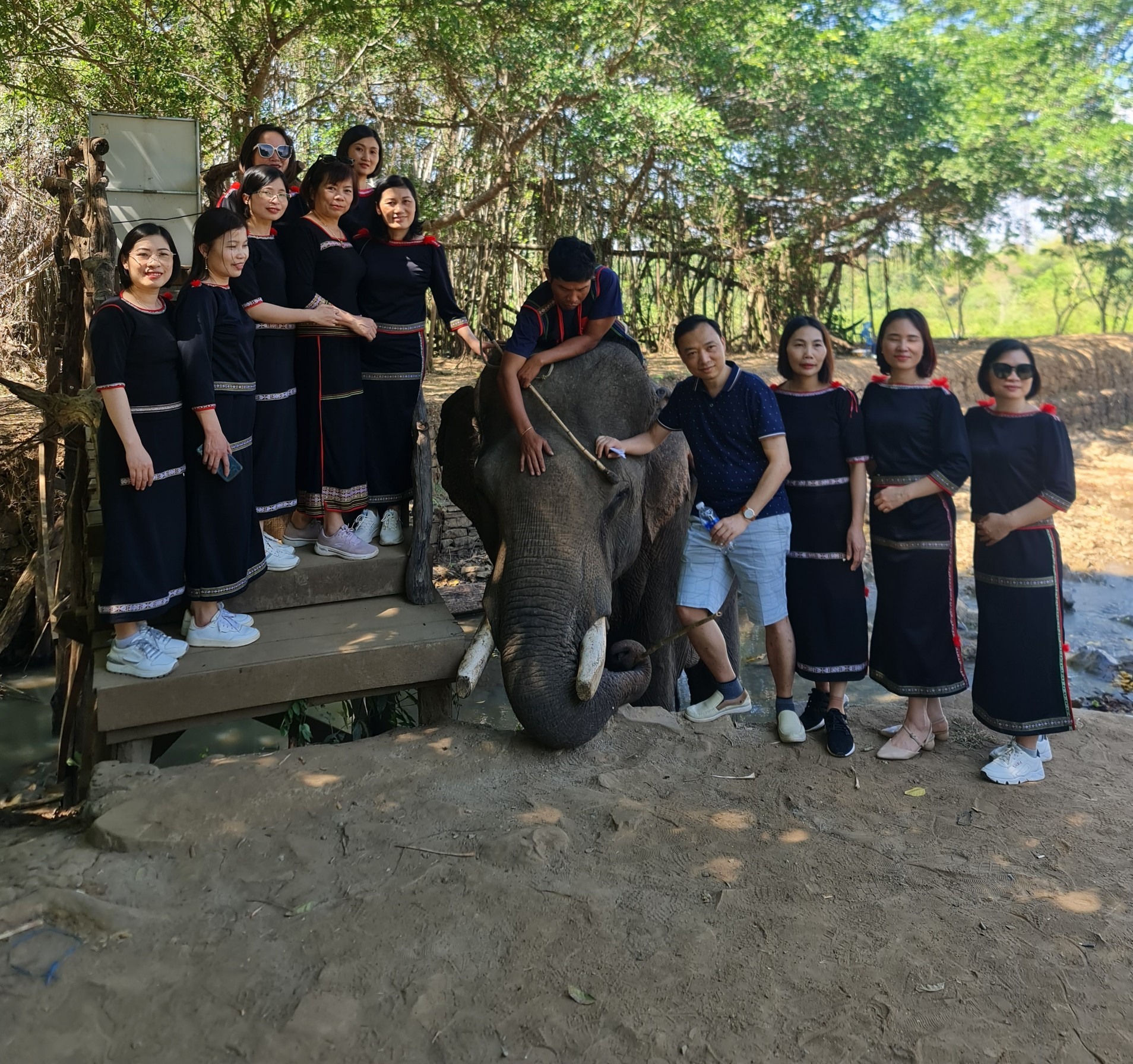 Thay vì cưỡi voi, du khách được thuê trang phục truyền thống của đồng bào dân tộc thiểu số để chơi với voi. Ảnh: Bảo Trung