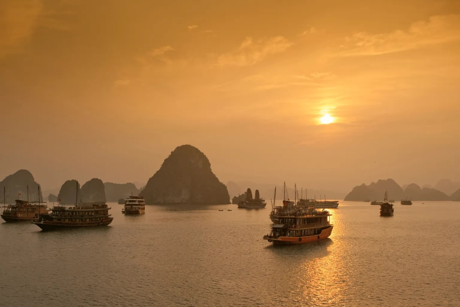 Vịnh Hạ Long là điểm ngắm bình minh và hoàng hôn tuyệt nhất Châu Á