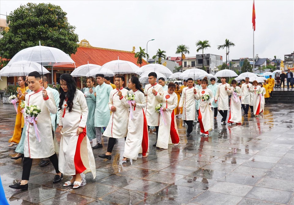 Các cặp đôi công nhân tham gia Lễ cưới tập thể năm 2022 do LĐLĐ tỉnh Thái Nguyên phối hợp với các đối tác tổ chức. Ảnh: Công đoàn Thái Nguyên