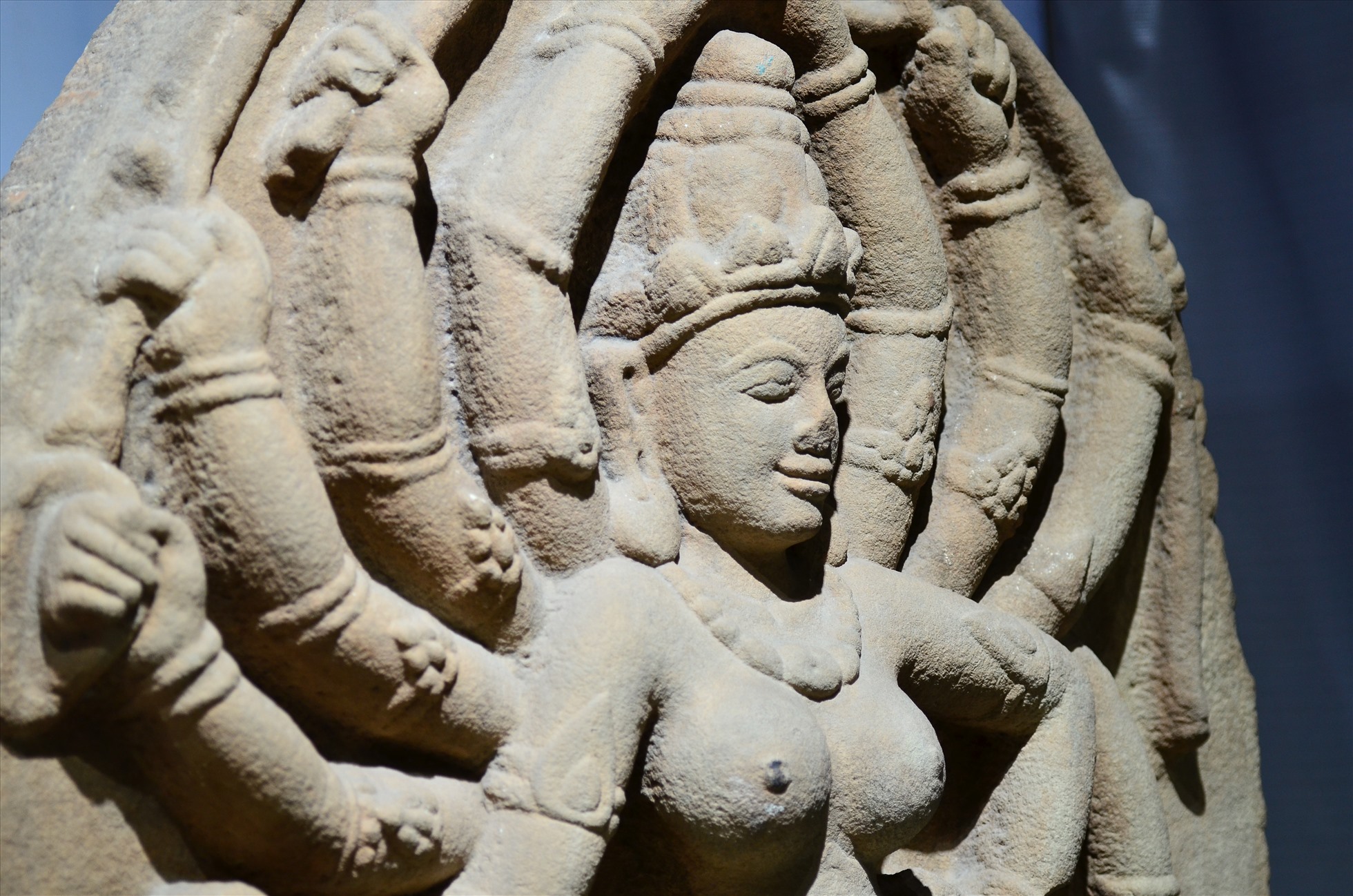 Vẻ đẹp của nữ thần Mahishasuramardini. Ảnh: Nguyễn Hữu Mạnh