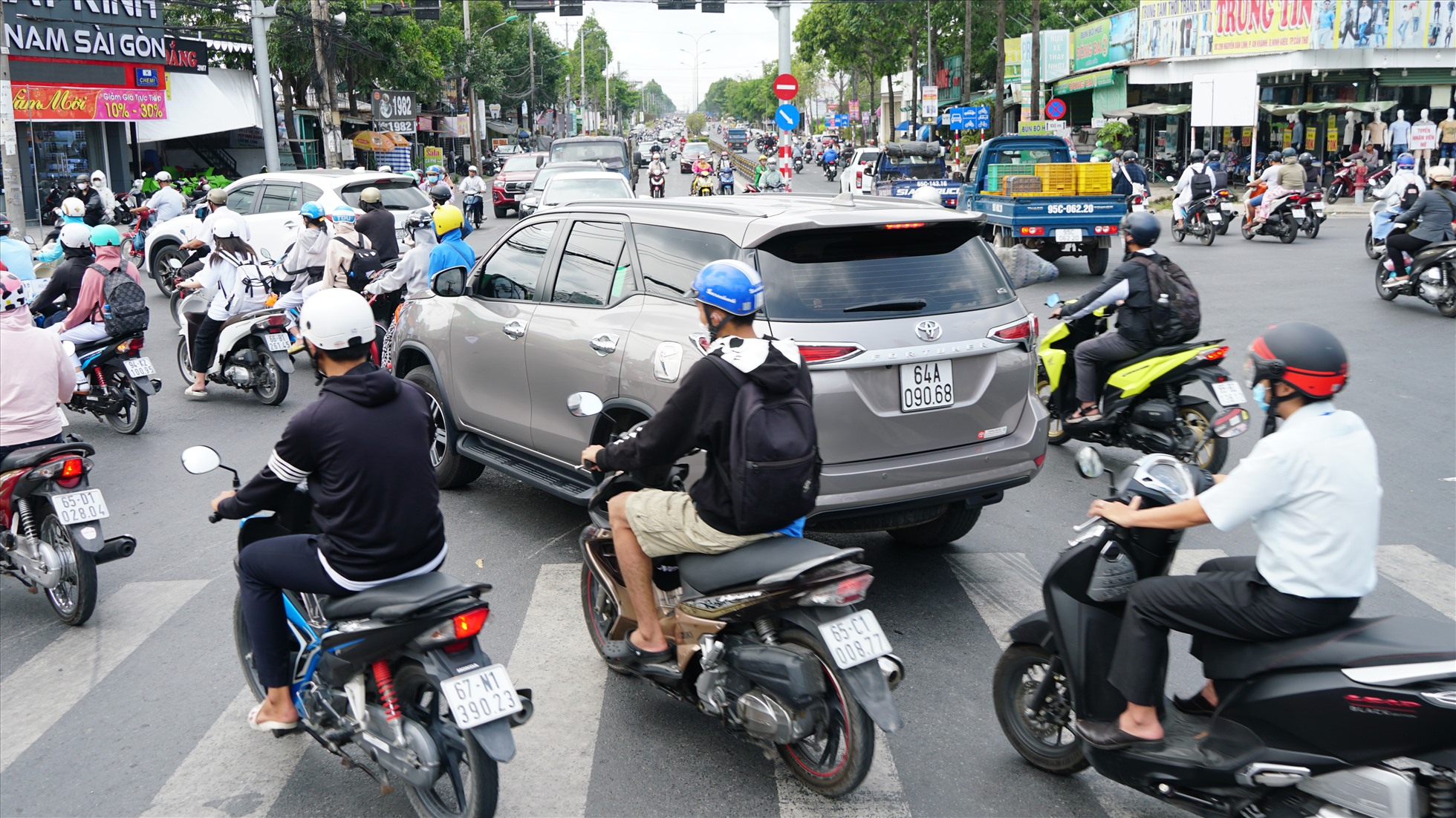 Đây là 5 nút giao thông thường xuyên xảy ra tình trạng ùn tắc giao thông, nhất là vào những giờ cao điểm. Đặc biệt vào những ngày mưa lớn và triều cường, các tuyến đường nội ô thành phố bị ngập, tình trạng kẹt xe tại 5 nút giao thông này lại càng nghiêm trọng hơn, gây khó khăn, trở ngại cho người và phương tiện tham gia giao thông.