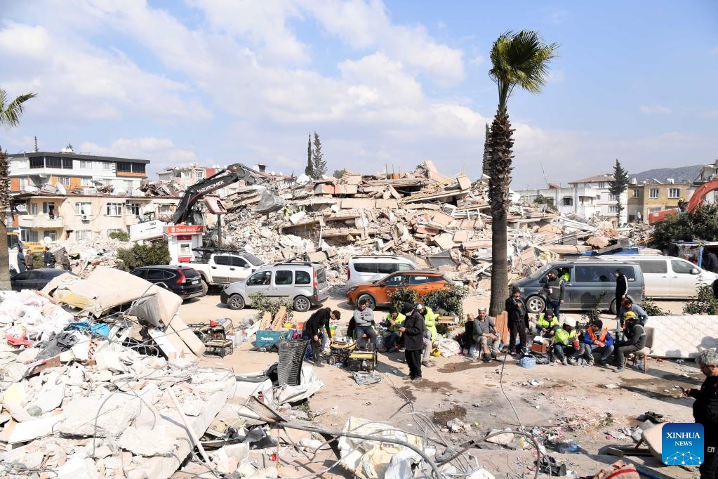 Đội cứu hộ tìm kiếm người còn sống ở Antakya, tỉnh Hatay, Thổ Nhĩ Kỳ, ngày 11.2.2023. Ảnh: Xinhua