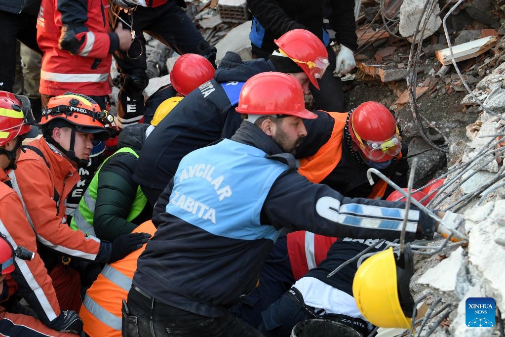 Đội cứu hộ tìm kiếm người còn sống ở Antakya, tỉnh Hatay, Thổ Nhĩ Kỳ, ngày 11.2.2023. Ảnh: Xinhua