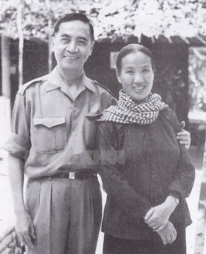 KTS Huỳnh Tấn Phát cùng vợ trong chiến khu. Ảnh: Bảo tàng tỉnh Bến Tre.