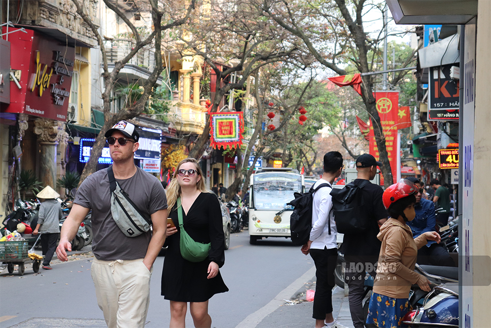 Tình trạng các hộ kinh doanh ở Hà Nội lấn chiếm vỉa hè làm nơi bày hàng bán đang xuất hiện ngày càng nhiều, không chỉ dịp Tết Nguyên đán.