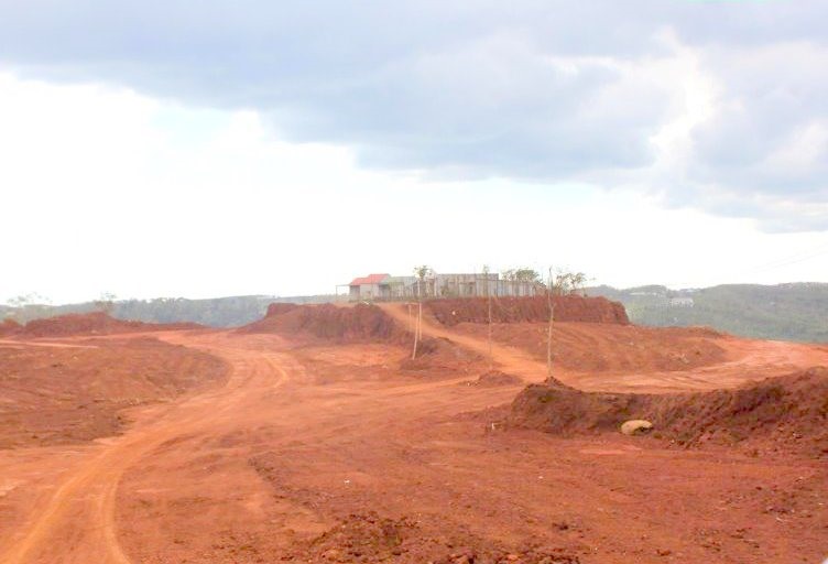 Một số hộ dân ở huyện Đắk R'ấp chưa bàn giao mặt bằng cho dự án khai thác bô xít ở địa phương. Ảnh: Dung Lê
