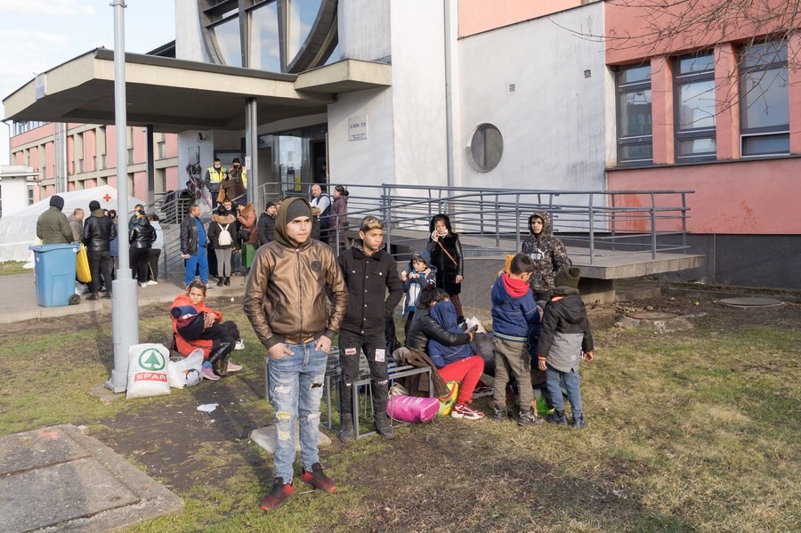 Người tị nạn Ukraina tại một nhà ga ở Zahony, Hungary, ngày 27.2.2022. Ảnh: Xinhua