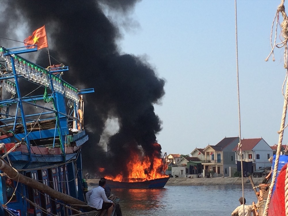 Tàu cá mang biển số NA 91868 TS, chủ tàu là ông Nguyễn Toán, xã Sơn Hải, huyện Quỳnh Lưu (Nghệ An) đang neo đậu tại cảng cá Lạch Quèn đã bất ngờ bốc cháy. Ảnh: Anh Đức