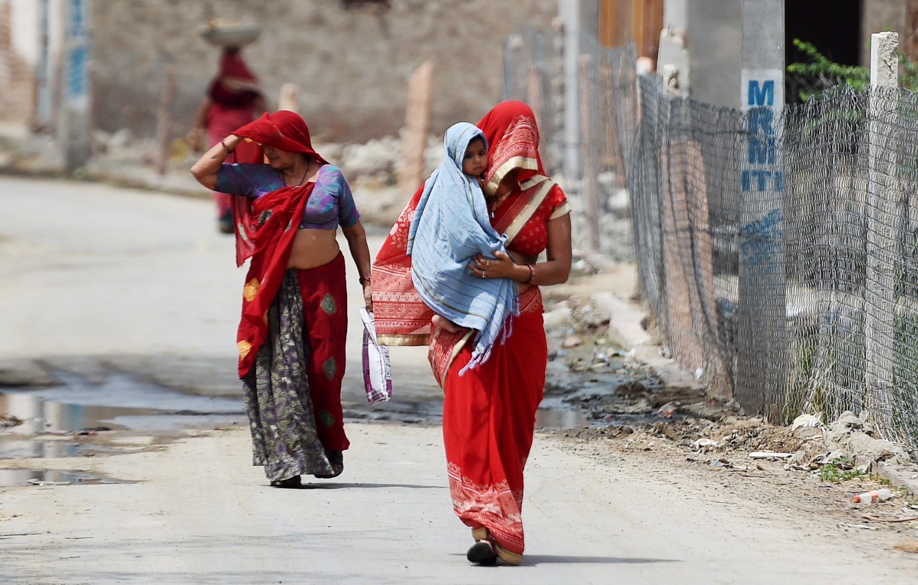 Những người phụ nữ Ấn Độ che kín mặt để tránh nóng trong một ngày nắng nóng ở Churu, bang Rajasthan của Ấn Độ vào ngày 4.6.2019. Trong vòng 3 ngày, khu vực này của Ấn Độ đã 2 lần ghi nhận nhiệt độ lên tới 50 độ C. Ảnh: AFP