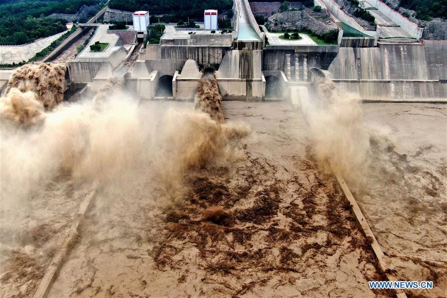 Xả nước lũ từ hồ chứa Tiểu Lãng Để trên sông Hoàng Hà ở tỉnh Hà Nam, miền trung Trung Quốc ngày 8.7.2020. Ảnh: Xinhua