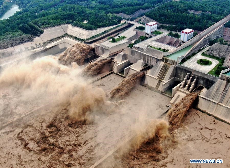 Theo Tân Hoa Xã, hồ chứa Tiểu Lãng Để vẫn tiếp tục xả lũ kể từ 1.7, chuẩn bị cho giai đoạn kiểm soát lũ nguy cấp của sông Hoàng Hà. Ảnh: Xinhua