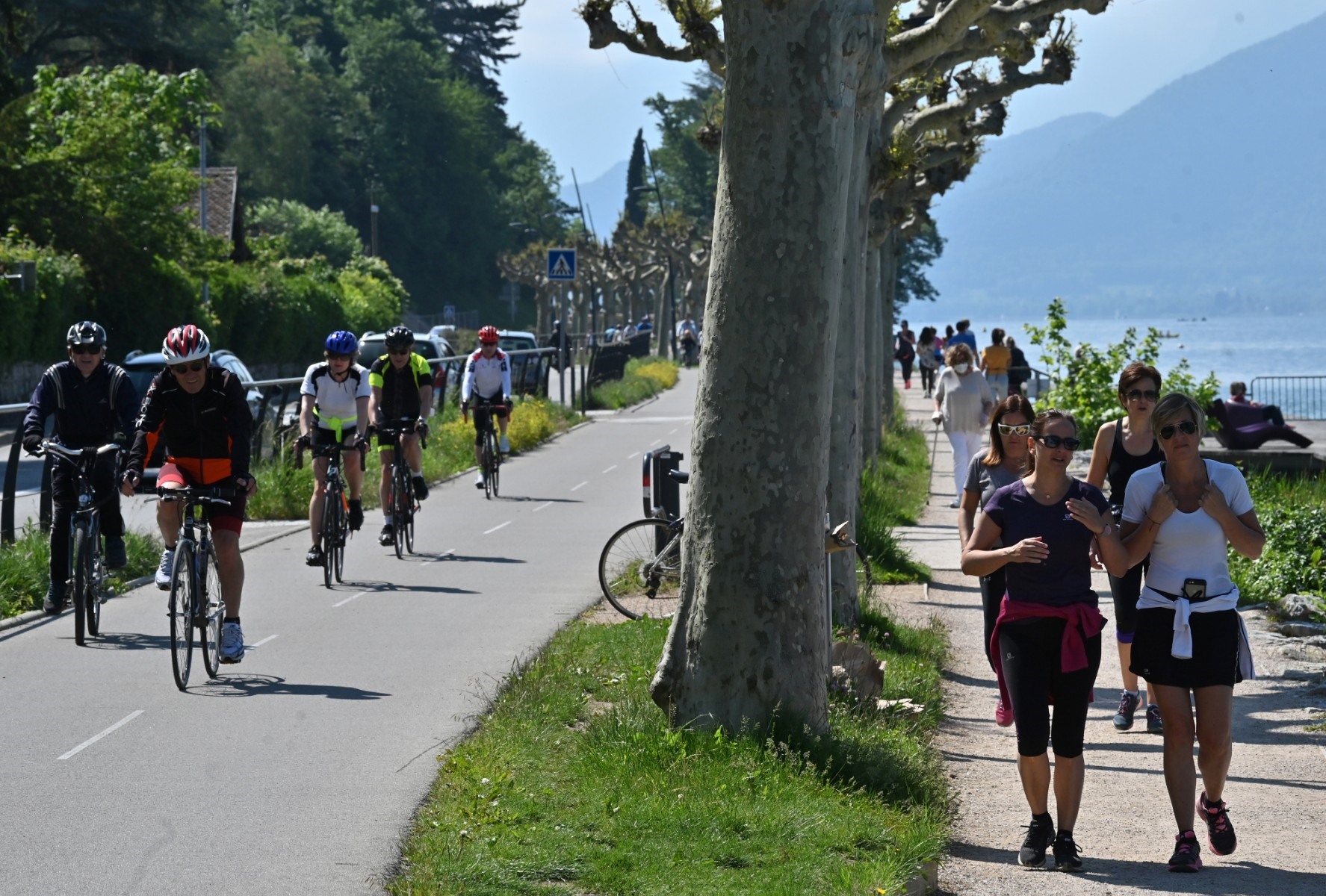 Người dân nô nức đi bộ và đi xe đạp dọc theo bờ hồ Annecy tại Annecy, Pháp, ngày 17.5. Ảnh: AFP