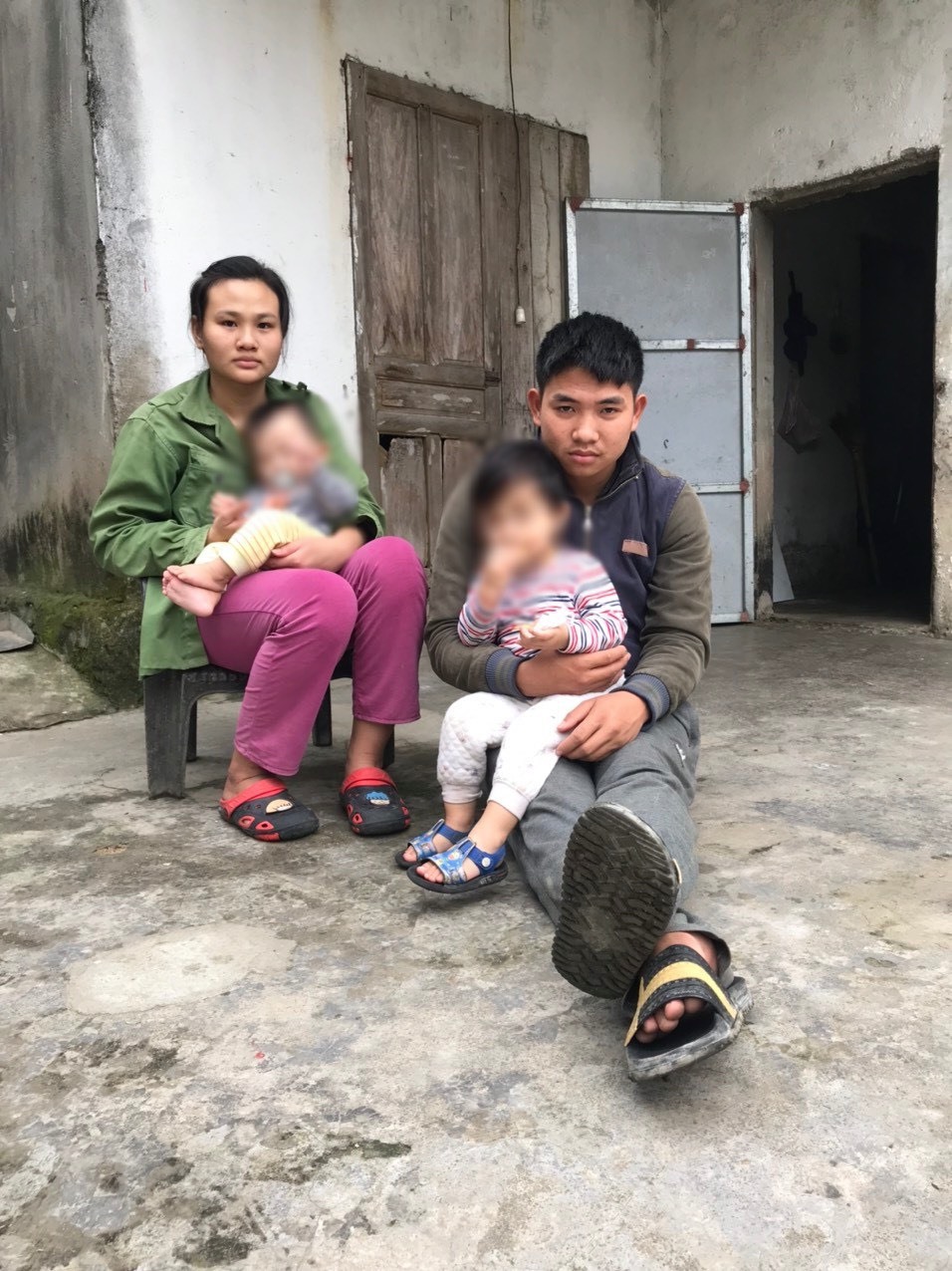 Anh Hà và chị Ngát cùng hai con nhỏ đều bị câm điếc bẩm sinh. Ảnh: Phạm Minh.