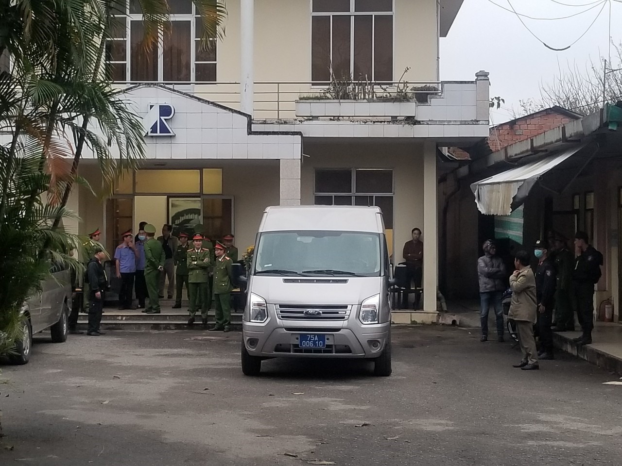 Lực lượng chức năng làm việc tại Trung tâm đăng kiểm xe cơ giới tỉnh Thừa Thiên Huế vào chiều tối 16.2. Ảnh: Phúc Đạt.