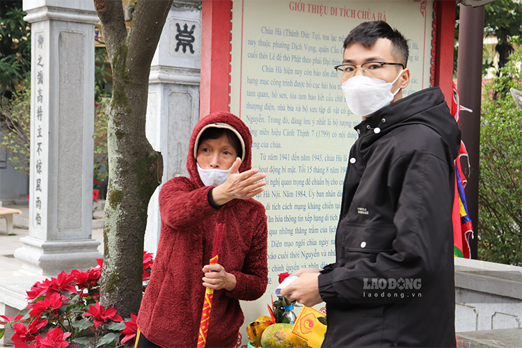 Nhiều bạn trẻ đến chùa Hà lần đầu để cầu duyên nên còn bỡ ngỡ, cần người hướng dẫn theo đúng trình tự.