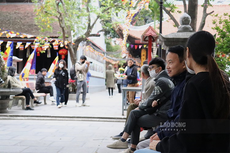 Lượng người kéo về chùa làm lễ ngày càng đông tới buổi trưa là thời điểm nhiều người có thời gian rảnh, đặc biệt là các bạn trẻ.
