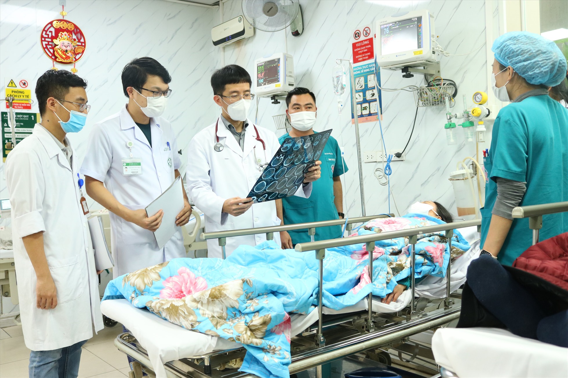 PGS Mai Duy Tôn cùng đồng nghiệp cứu chữa cho người bệnh. Ảnh: Thế Anh