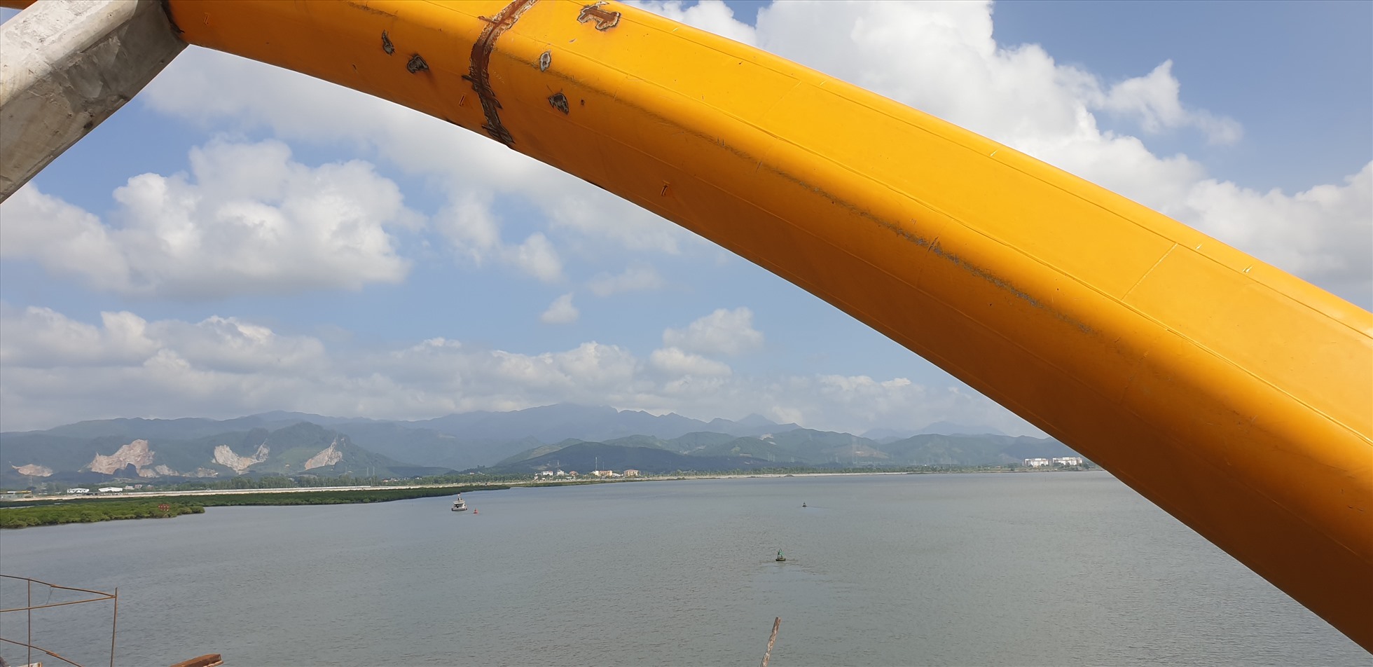 Vịnh Cửa Lục nhìn từ cầu Cửa Lục 3. Ảnh: Nguyễn Hùng
