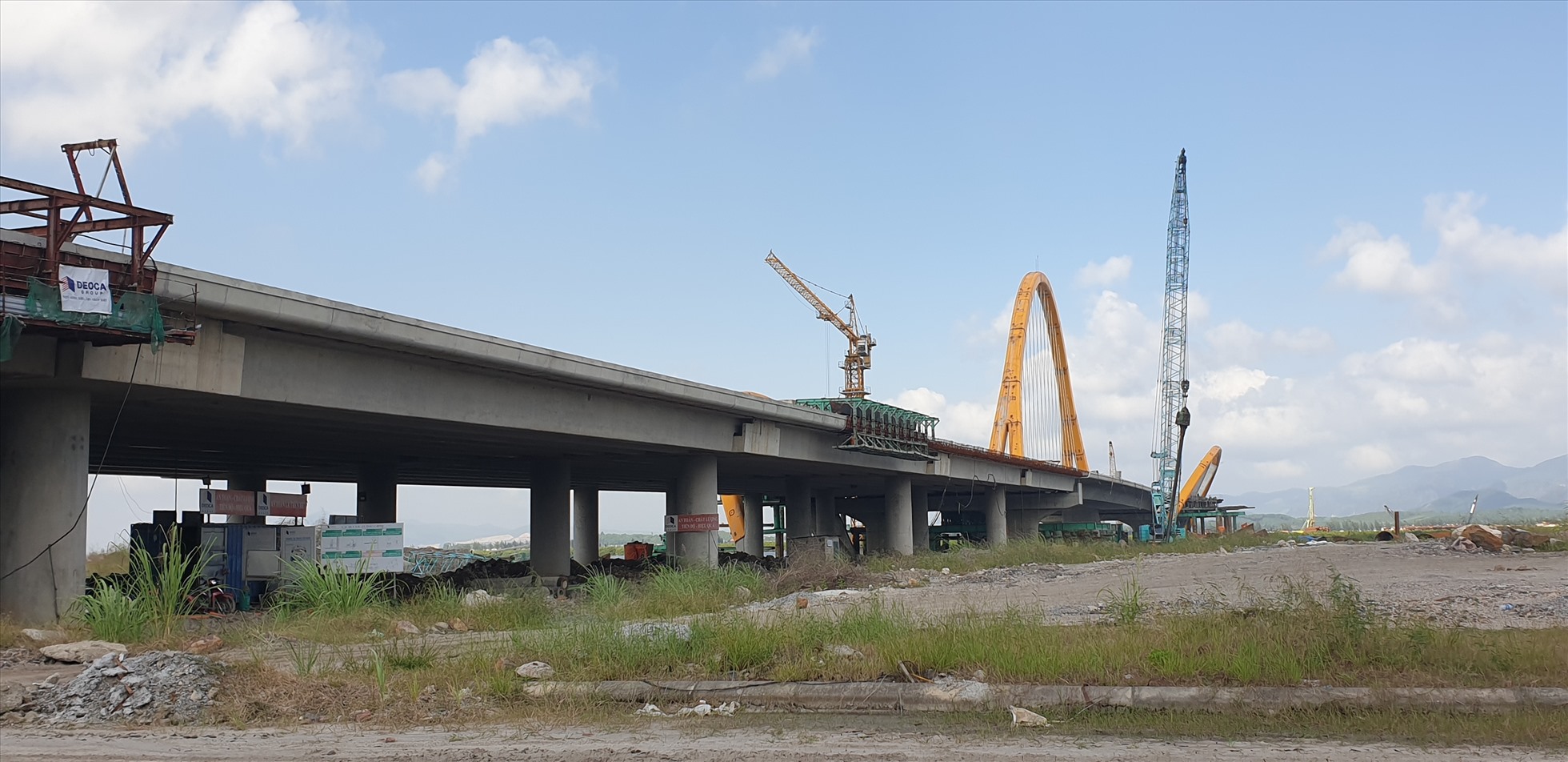 Cầu và đường dẫn vào Khu đô thị FLC Tropical, phường Hà Khánh, TP.Hạ Long đã xong từ lâu. Ảnh: Nguyễn Hùng