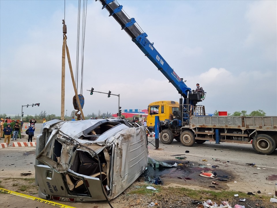 Chiếc xe khách bị biến dạng sau vụ tai nạn. Ảnh: Nguyễn Linh