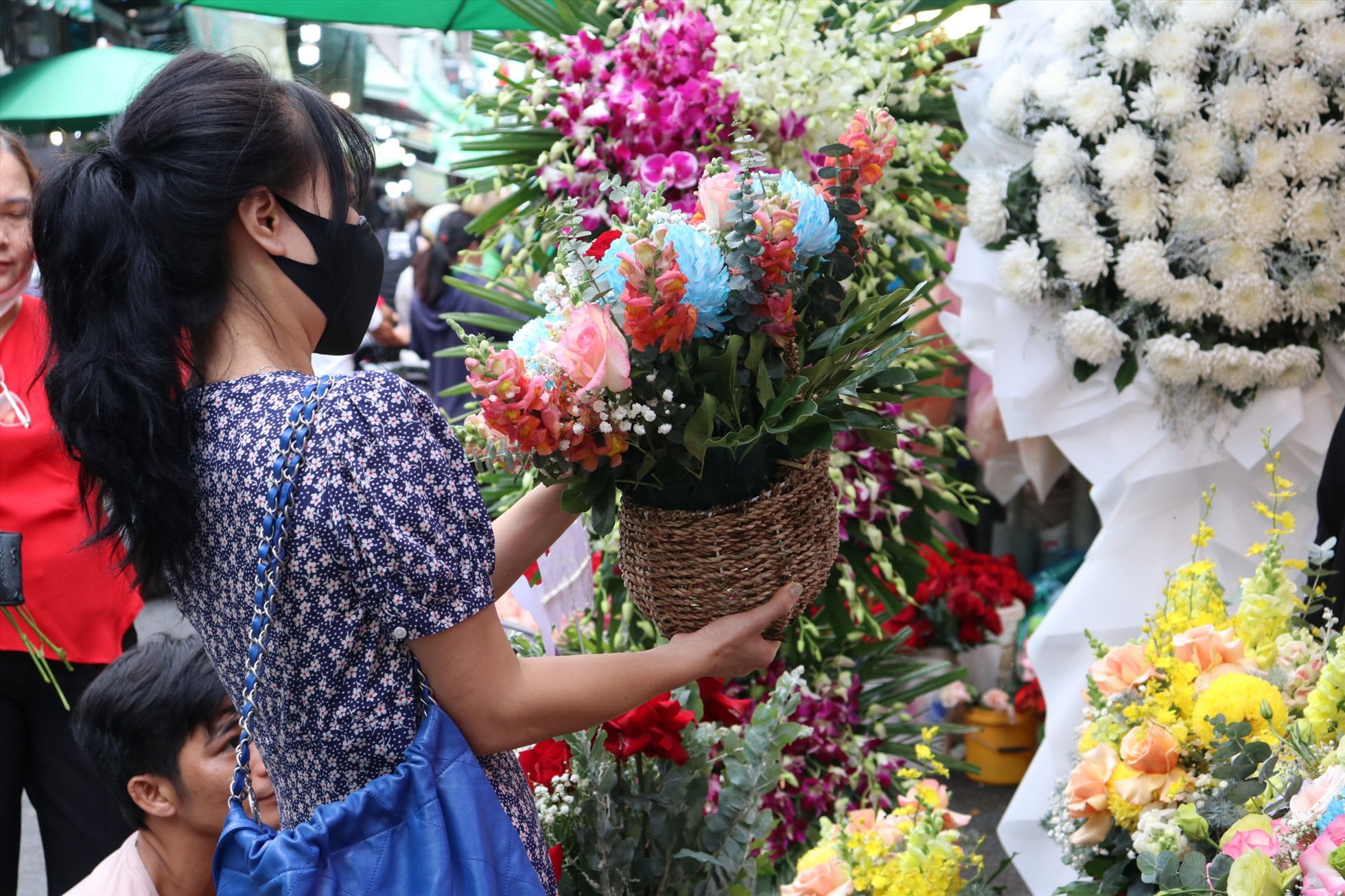 Các khách hàng chọn đến chợ hoa Hồ Thị Kỷ để trực tiếp lựa chọn bó hoa tươi thắm. Không chỉ bày bán giỏ hoa có sẵn, khách hàng còn được lựa chọn từng bông hoa lẻ sau đó được người bán gói lại theo ý thích.