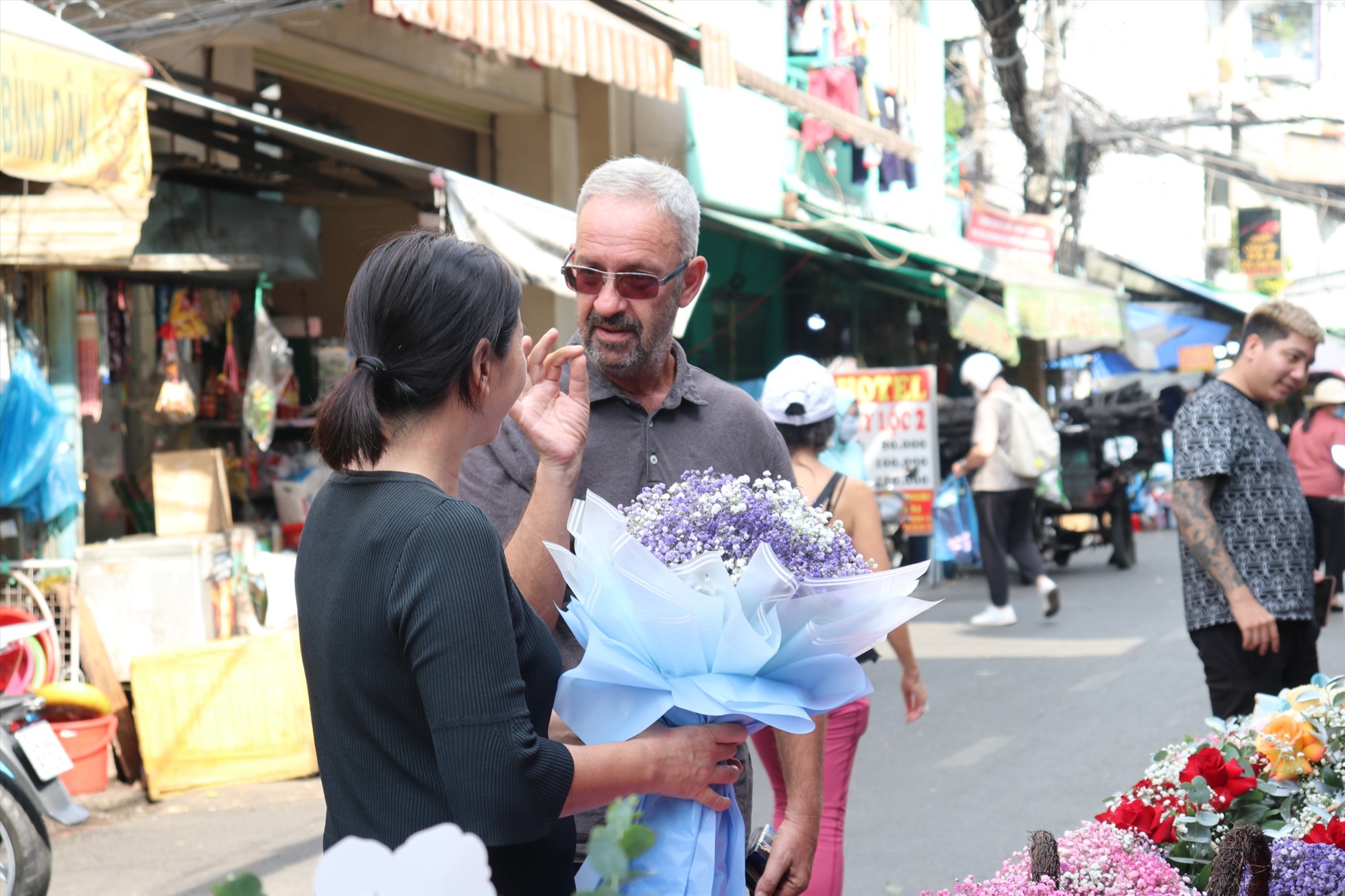 Du khách nước ngoài cũng háo hức chọn mua những bó hoa phù hợp cho ngày lễ Valentine.